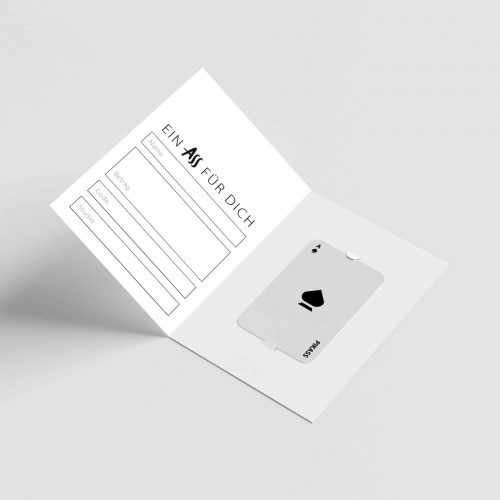 Innenansicht des PIKASS Tattoo-Gutscheins: aufgeklappte Klappkarte mit Feldern und PIKASS Karte.